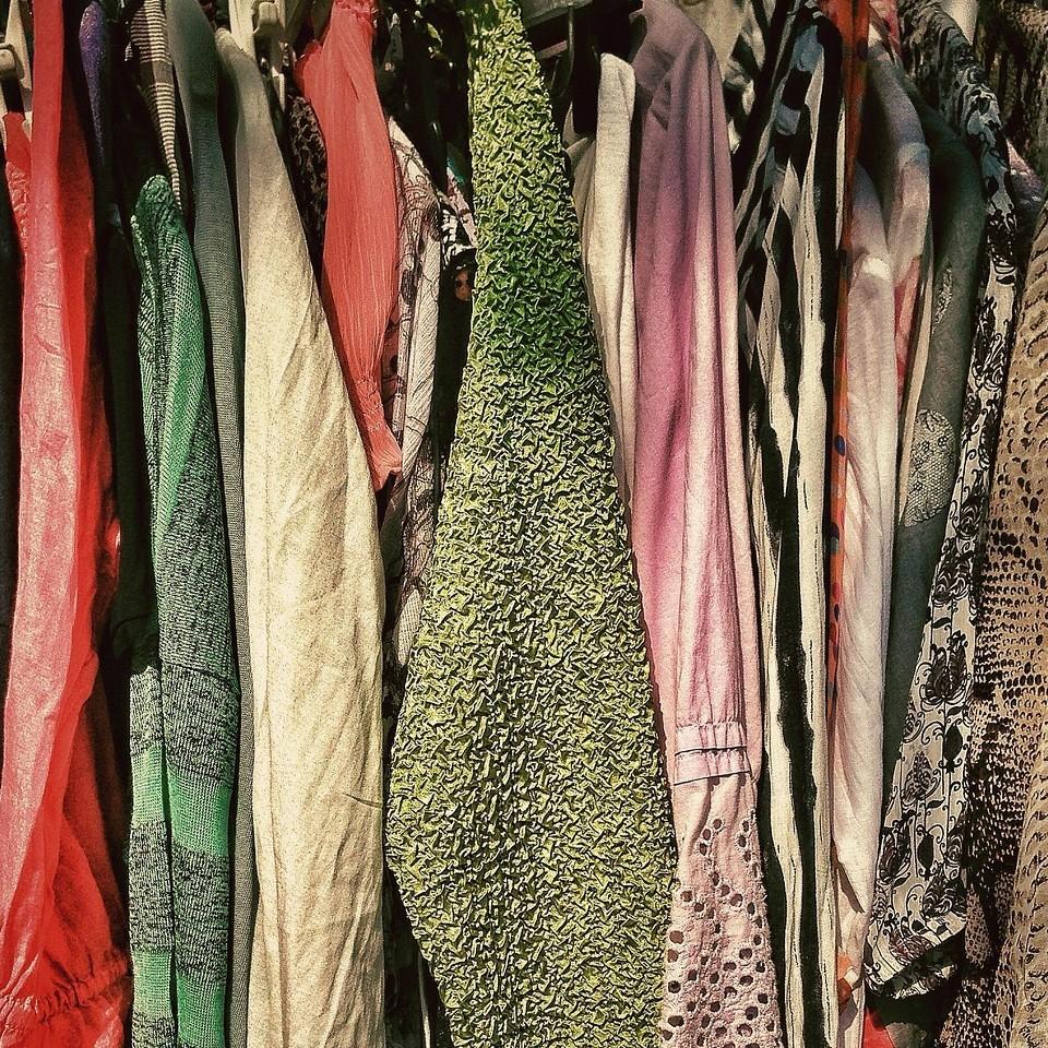 Second-Hand-Kleidung auf Bügeln
