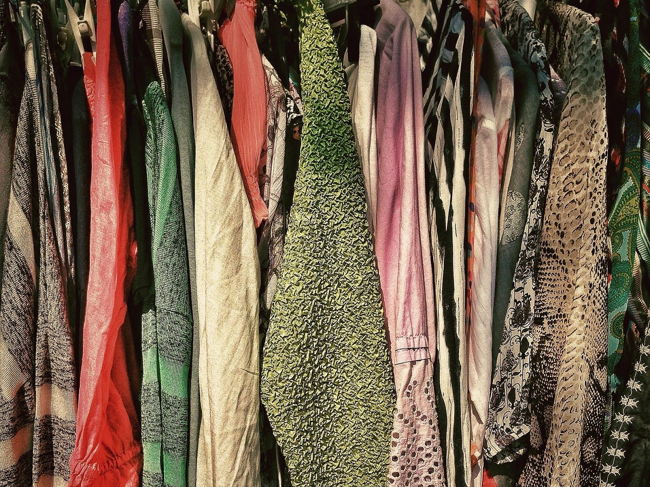 Second-Hand-Kleidung auf Bügeln