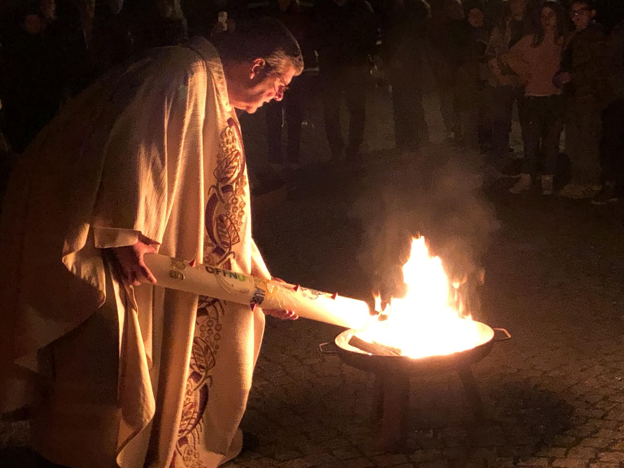 Osternacht 2026 in St. Peter - Pfarrer Thomas Meurer entzündet die Osterkerze