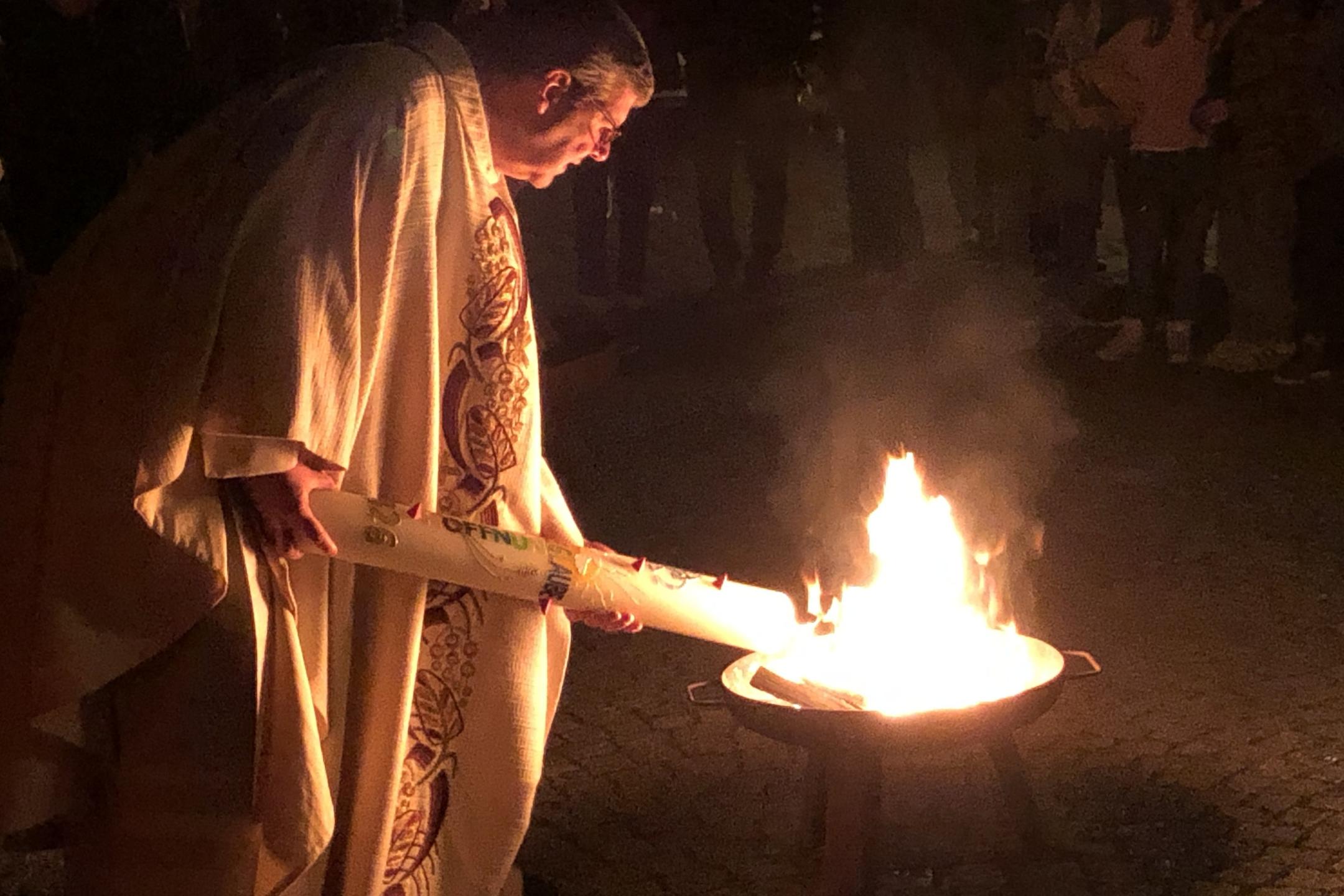 Osternacht 2026 in St. Peter - Pfarrer Thomas Meurer entzündet die Osterkerze