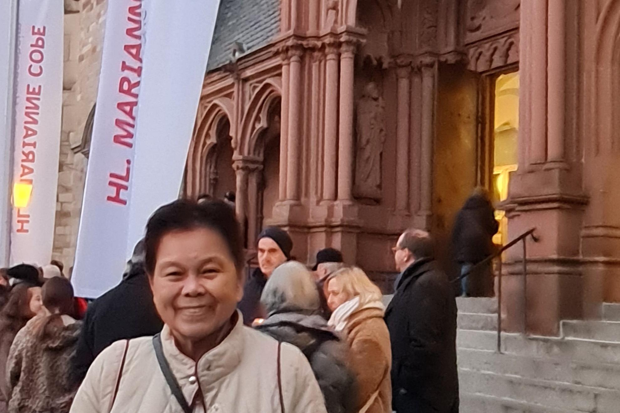 Sr Davilyn aus Hawaii auf der Gründungsfeier der Pfarrei Hl. Marianne Cope