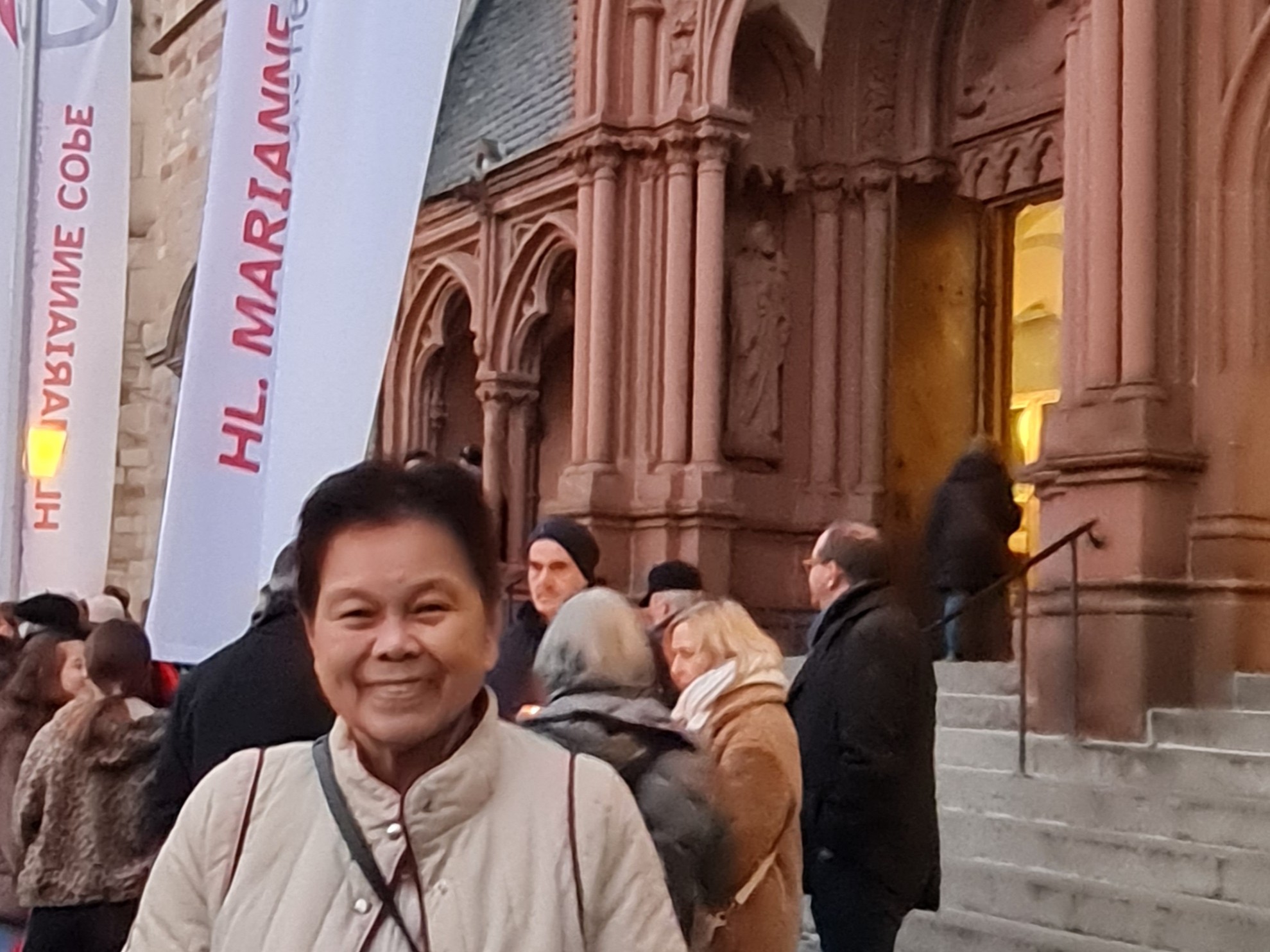 Sr Davilyn aus Hawaii auf der Gründungsfeier der Pfarrei Hl. Marianne Cope