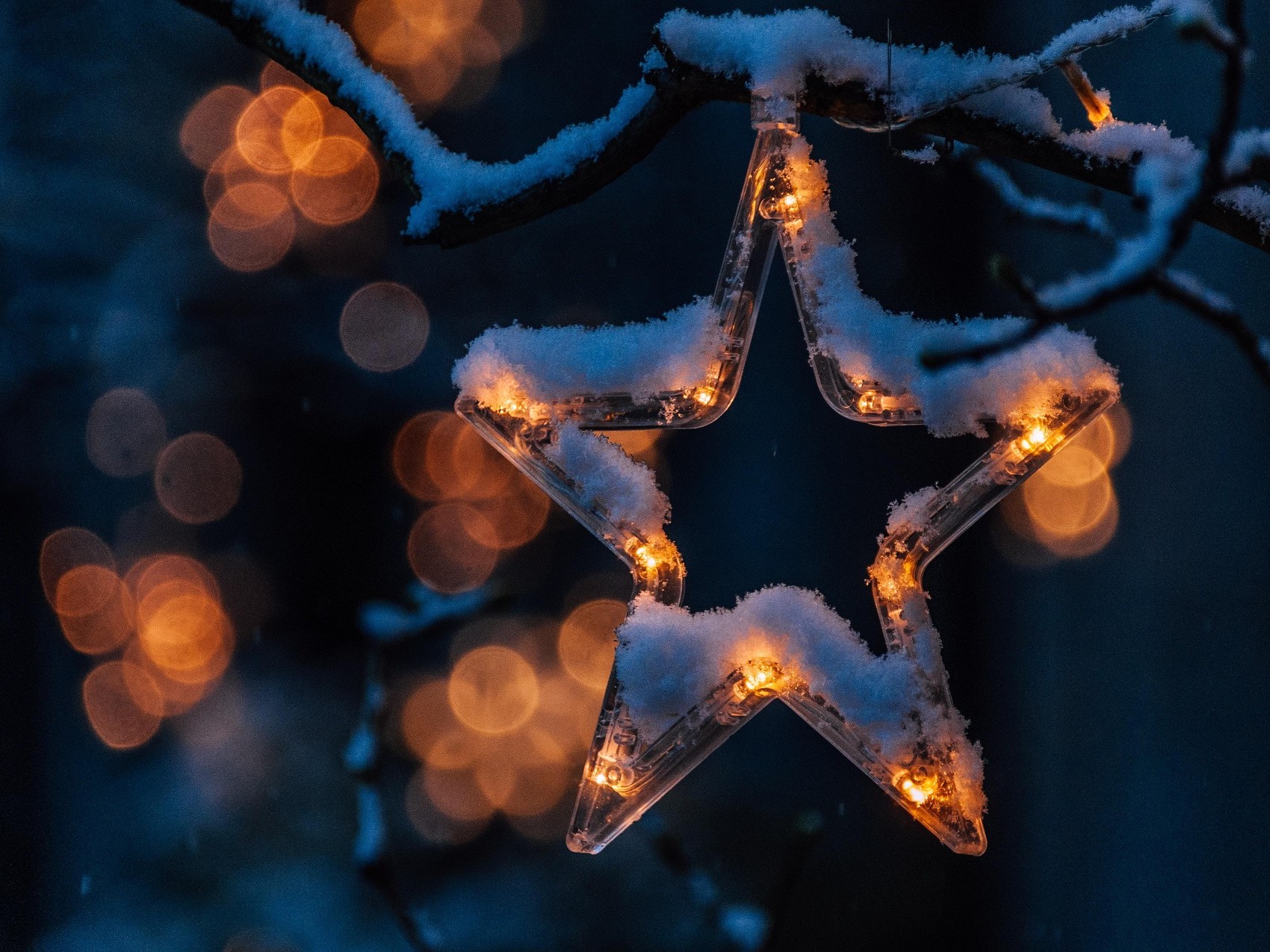 Leuchtender Stern im Schnee