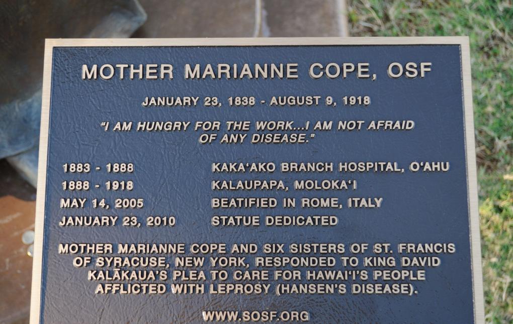 Gedenktafel an der Statue von Marianne Cope auf Hawaii