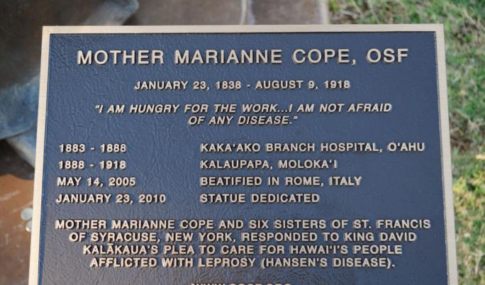 Gedenktafel an der Statue von Marianne Cope auf Hawaii