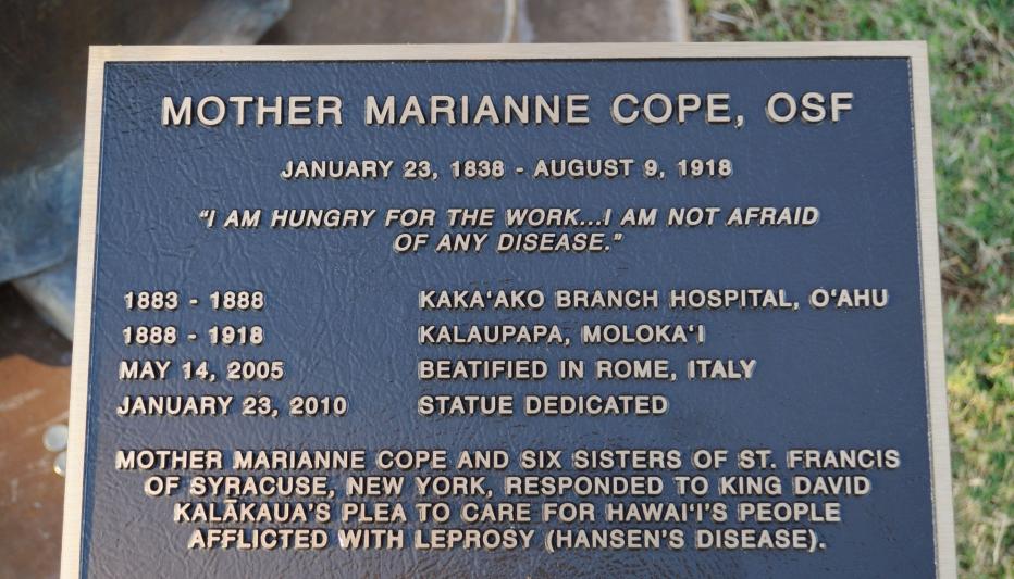 Gedenktafel an der Statue von Marianne Cope auf Hawaii