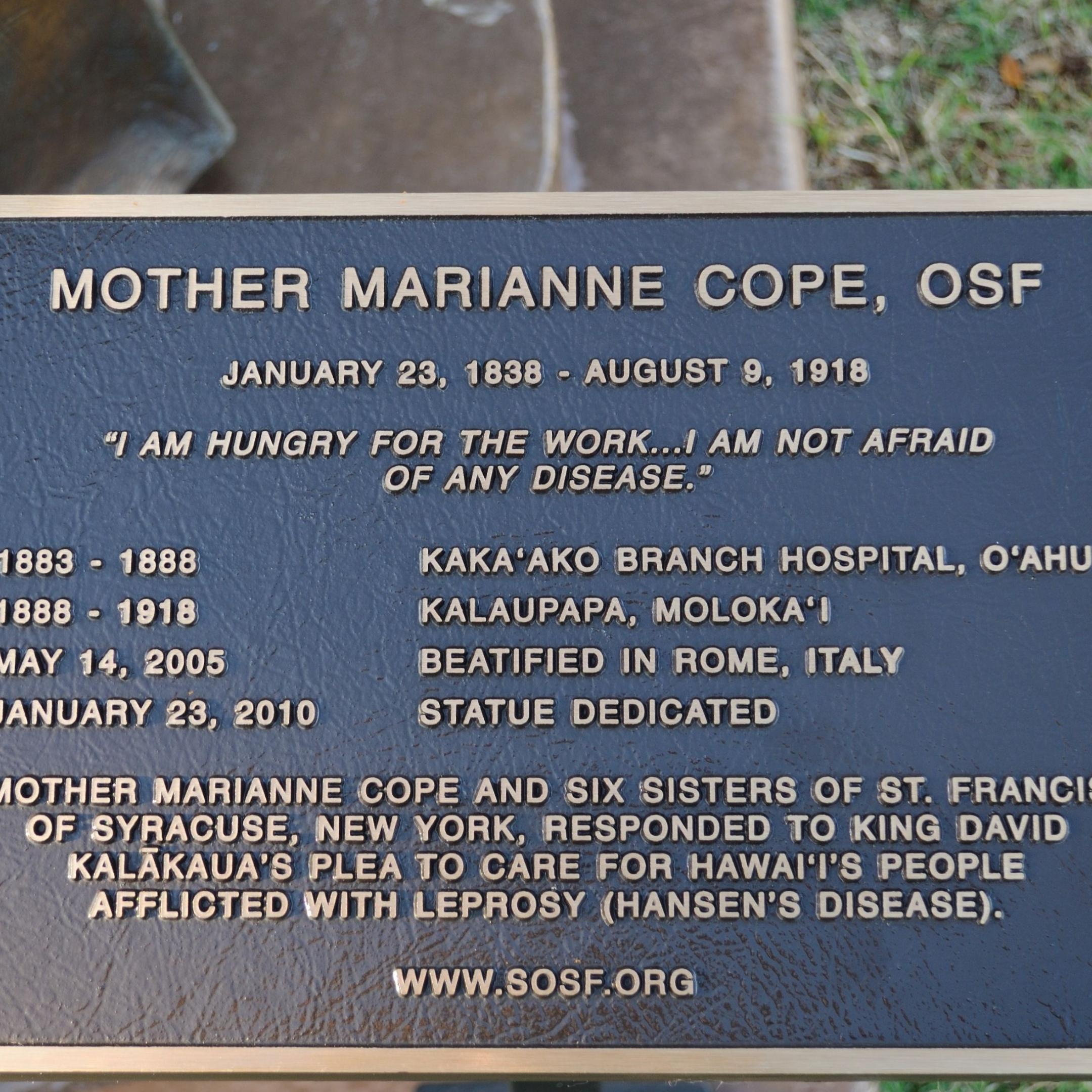 Gedenktafel an der Statue von Marianne Cope auf Hawaii
