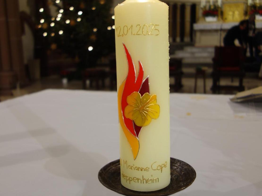 Marianne Cope - Pfarreigründungskerze mit Datum 12.01.2025