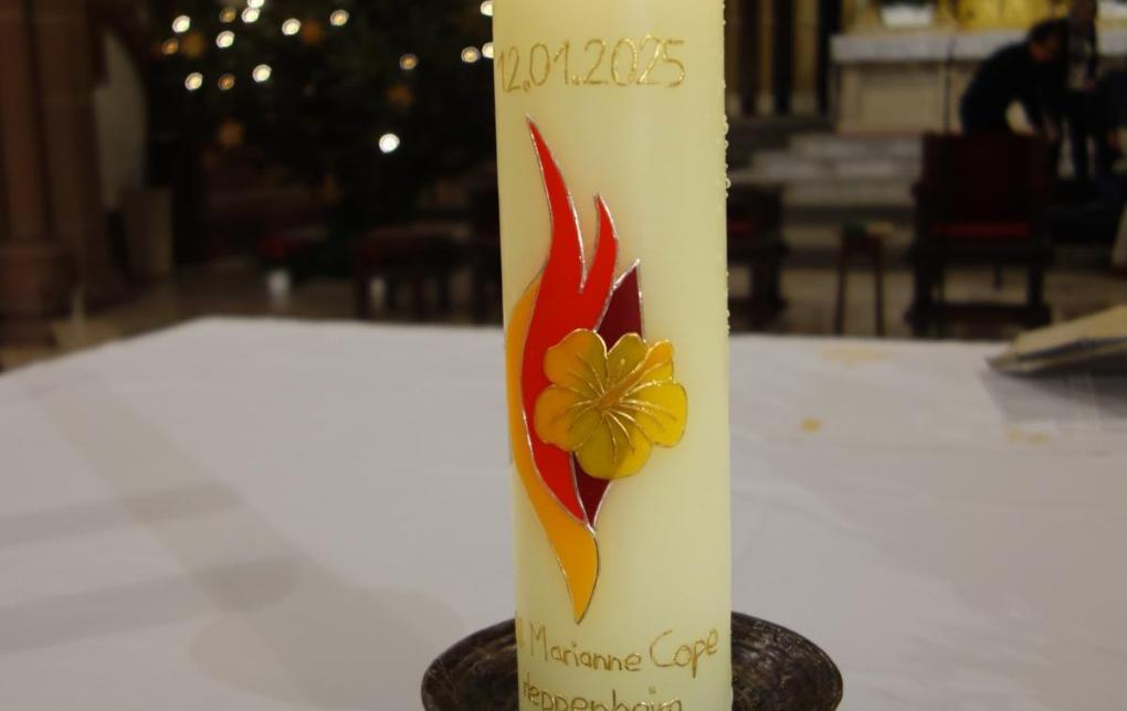 Marianne Cope - Pfarreigründungskerze mit Datum 12.01.2025