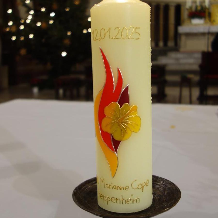 Marianne Cope - Pfarreigründungskerze mit Datum 12.01.2025