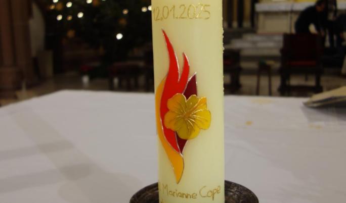 Marianne Cope - Pfarreigründungskerze mit Datum 12.01.2025