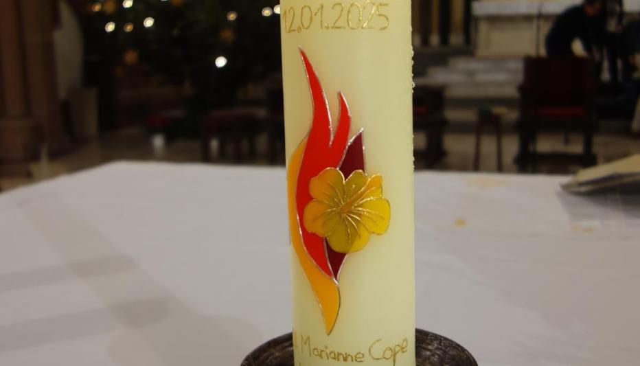 Marianne Cope - Pfarreigründungskerze mit Datum 12.01.2025