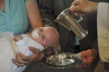 Ein Baby wird getauft