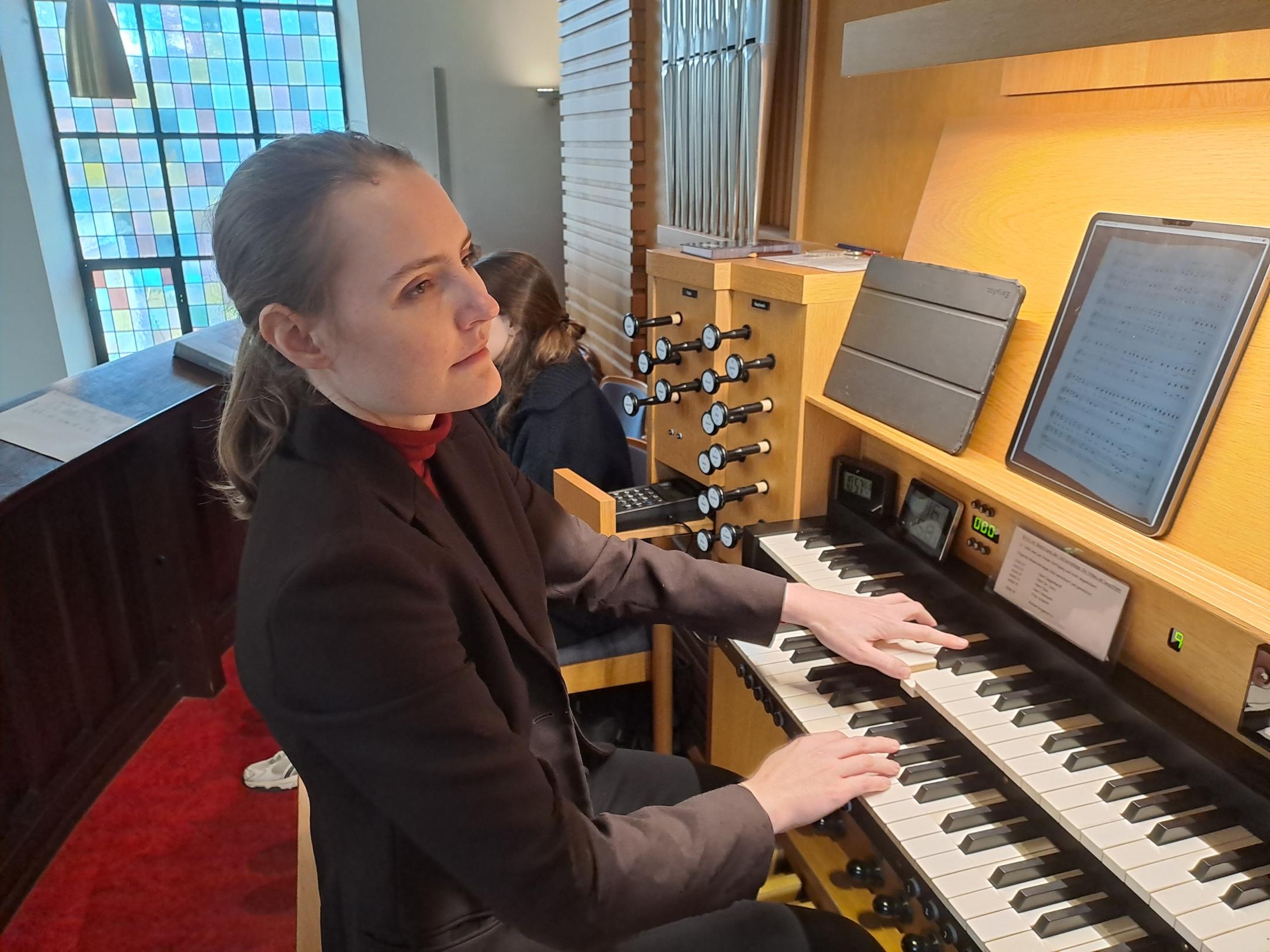 Orgelunterricht kann in Bad König in St. Johannes d. Täufer stattfinden. Einsteigen können Neulinge, die Violin- und Bassschlüssel lesen können, ebenso wie Menschen, die schon viele Jahre ein Instrument spielen, bereits Chor- oder Chorleitungserfahrung haben oder sogar Musik studiert haben. Wer nun Lust hat, mehr zu erfahren oder ganz unverbindlich persönlich beraten zu werden, kann sich direkt bei Anna Kobinger, unserer neuen Regionalkantorin melden. Das geht am einfachsten per E-Mail unter anna.kobinger@bistum-mainz.de. Vielleicht fällt Ihnen jemand aus dem Bekanntenkreis oder der Verwandtschaft ein, für den oder die unser Ausbildungsangebot passen könnte – sagen Sie es gerne weiter! Wir freuen uns über jede Kontaktaufnahme und unsere Regionalkantorin trifft sich auch gerne in Bad König mit Ihnen zum Gespräch und Austausch. Wer lieber zunächst in Eigenregie noch mehr lesen möchte, kann sich auf der Homepage des Institutes für Kirchenmusik durchklicken – unter Ausbildung und Veranstaltungen finden sich weitere Infos und spannende Fortbildungen! Klick mich: https://bistummainz.de/musik/institut-fuer-kirchenmusik/