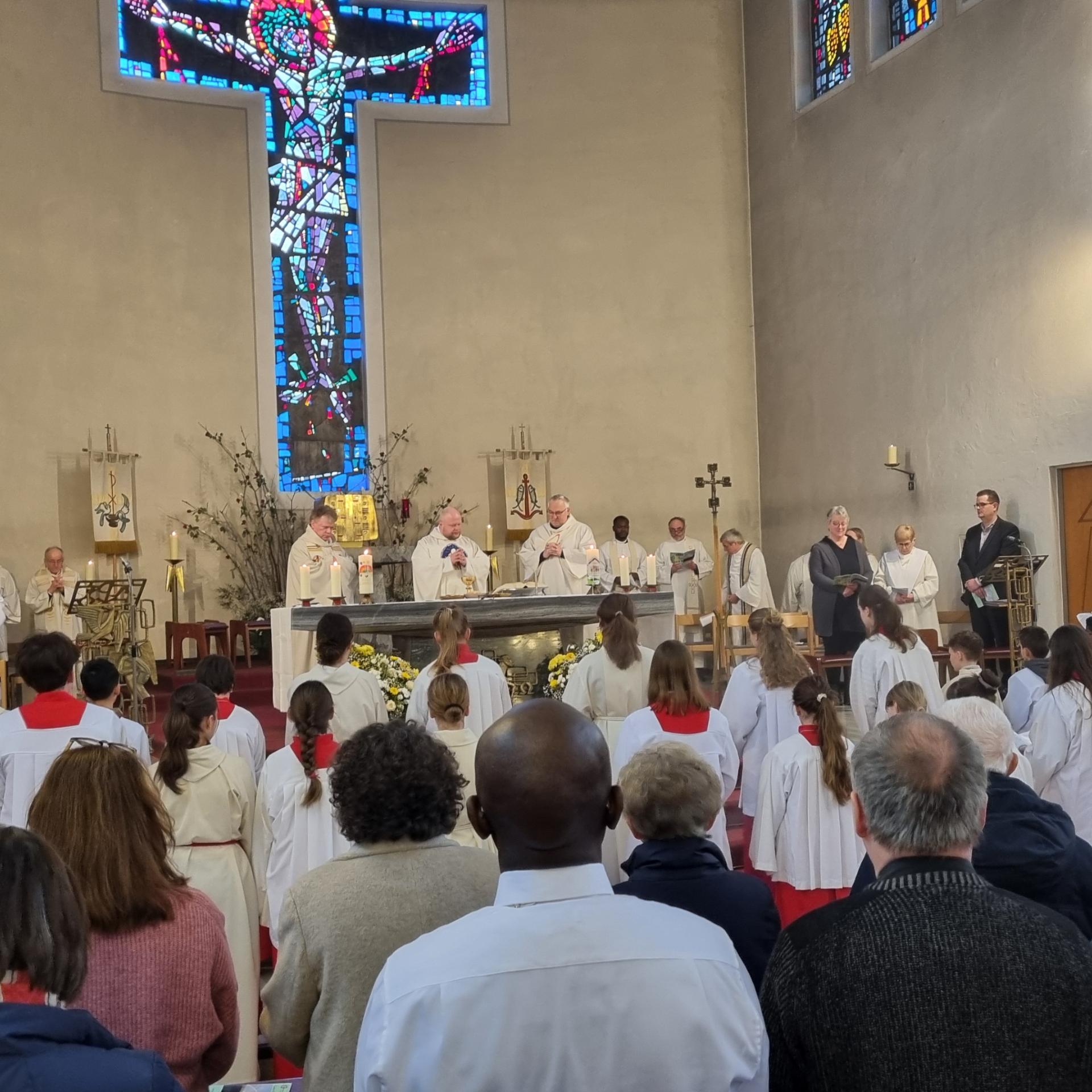 Blick ins Kirchenschiff  beim Gründungsgottesdienst