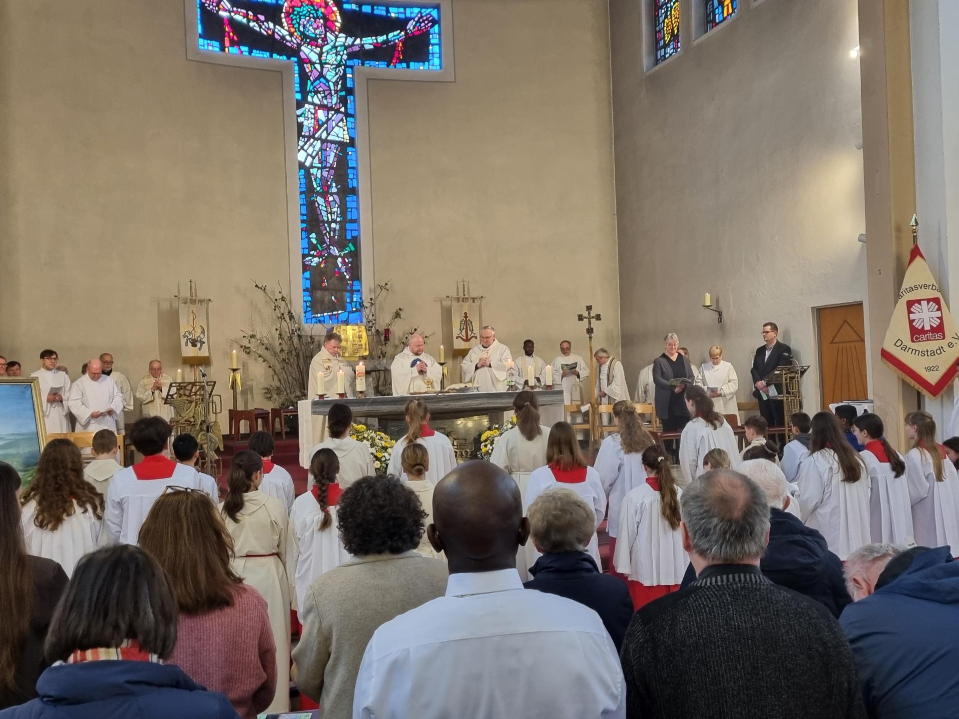 Blick ins Kirchenschiff  beim Gründungsgottesdienst