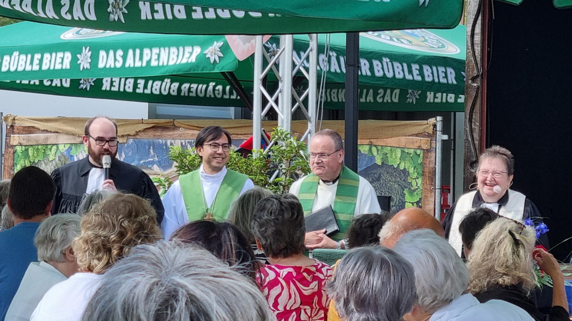 Gruppenbild mit Philipp Raekow (Ev. Stadtkirchengemeinde), Manuel Schülein (Kath. Pfarrei Guter Hirte im Odenwaldkreis), Theodor Höhn (Ev. Schloßkirchengemeinde (SELK), Ev. Schaustellerpfarrerin Christine Beutler-Lotz