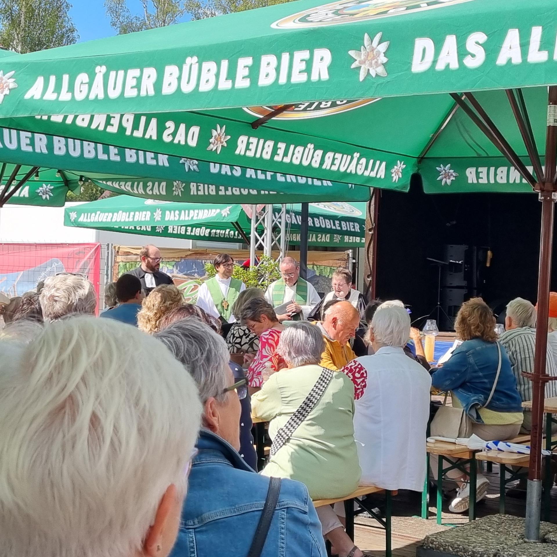 Blick auf die Zelebranten in Festzelt-Atmosphäre