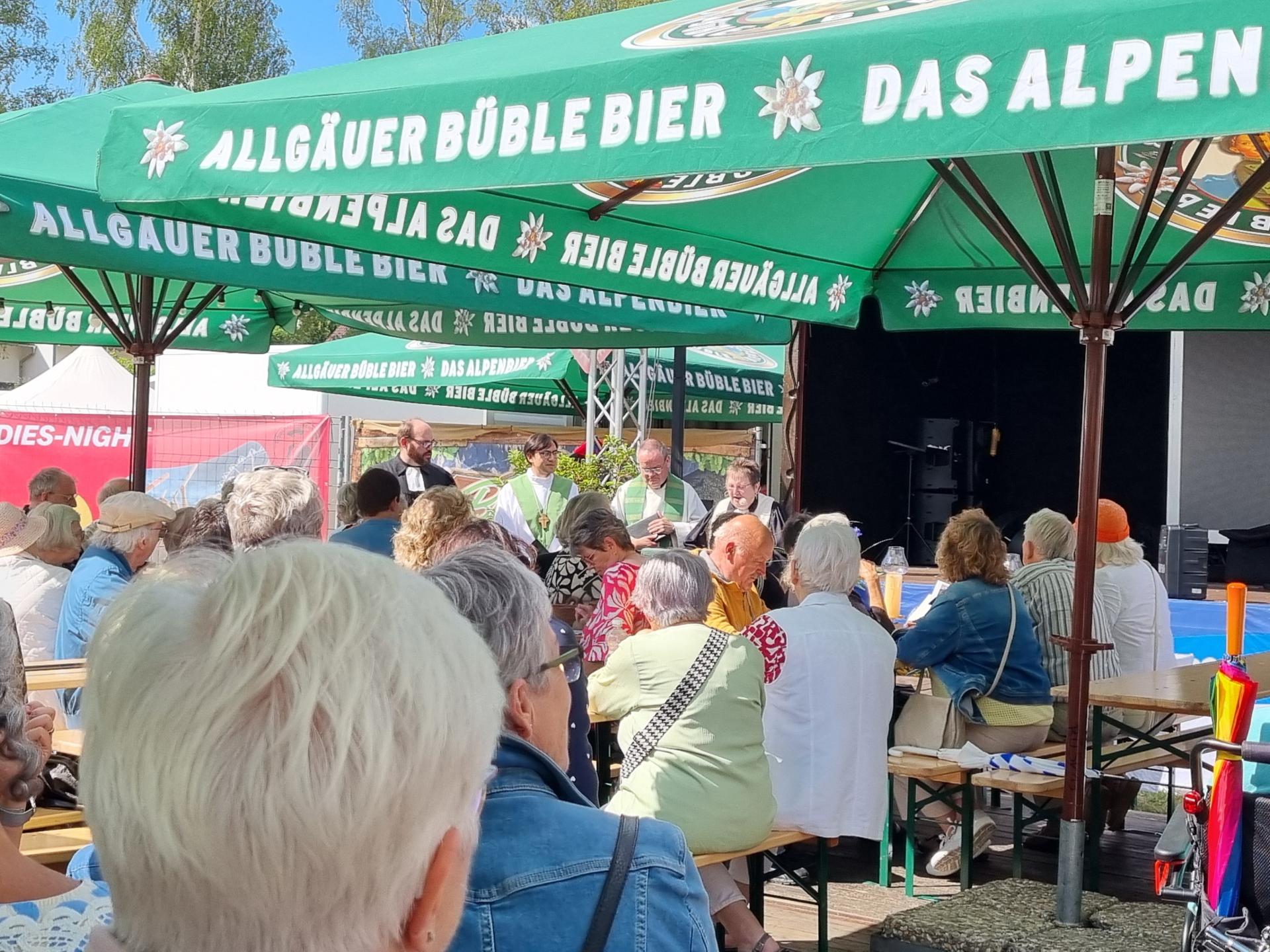 Blick auf die Zelebranten in Festzelt-Atmosphäre