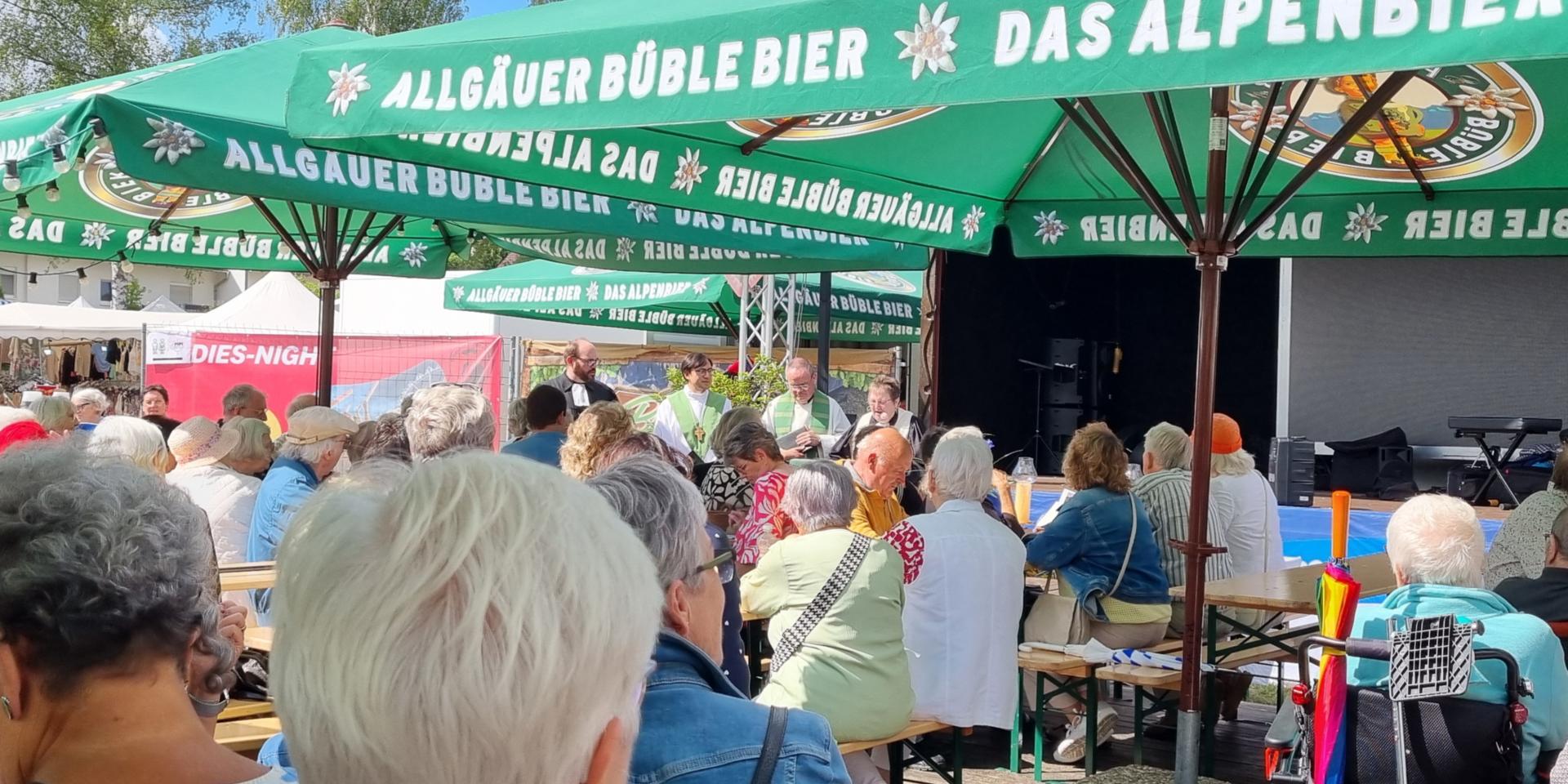 Blick auf die Zelebranten in Festzelt-Atmosphäre