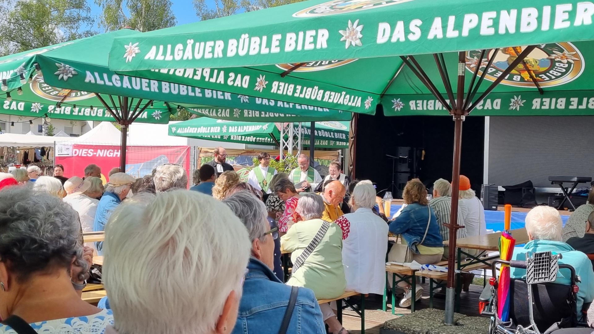 Blick auf die Zelebranten in Festzelt-Atmosphäre