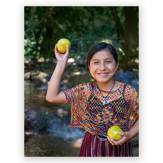 Die Aktion Dreikönigssingen 2027 steht unter dem Motto „Gutes Essen, starke Kinder – Sternsingen für gesunde Ernährung“. Hier ist die elfjährige Ana aus Guatemala zu sehen. Sie wohnt in Alta Verapaz, einer der ärmsten Regionen des zentralamerikanischen Landes.
