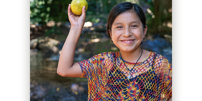Die Aktion Dreikönigssingen 2027 steht unter dem Motto „Gutes Essen, starke Kinder – Sternsingen für gesunde Ernährung“. Hier ist die elfjährige Ana aus Guatemala zu sehen. Sie wohnt in Alta Verapaz, einer der ärmsten Regionen des zentralamerikanischen Landes.