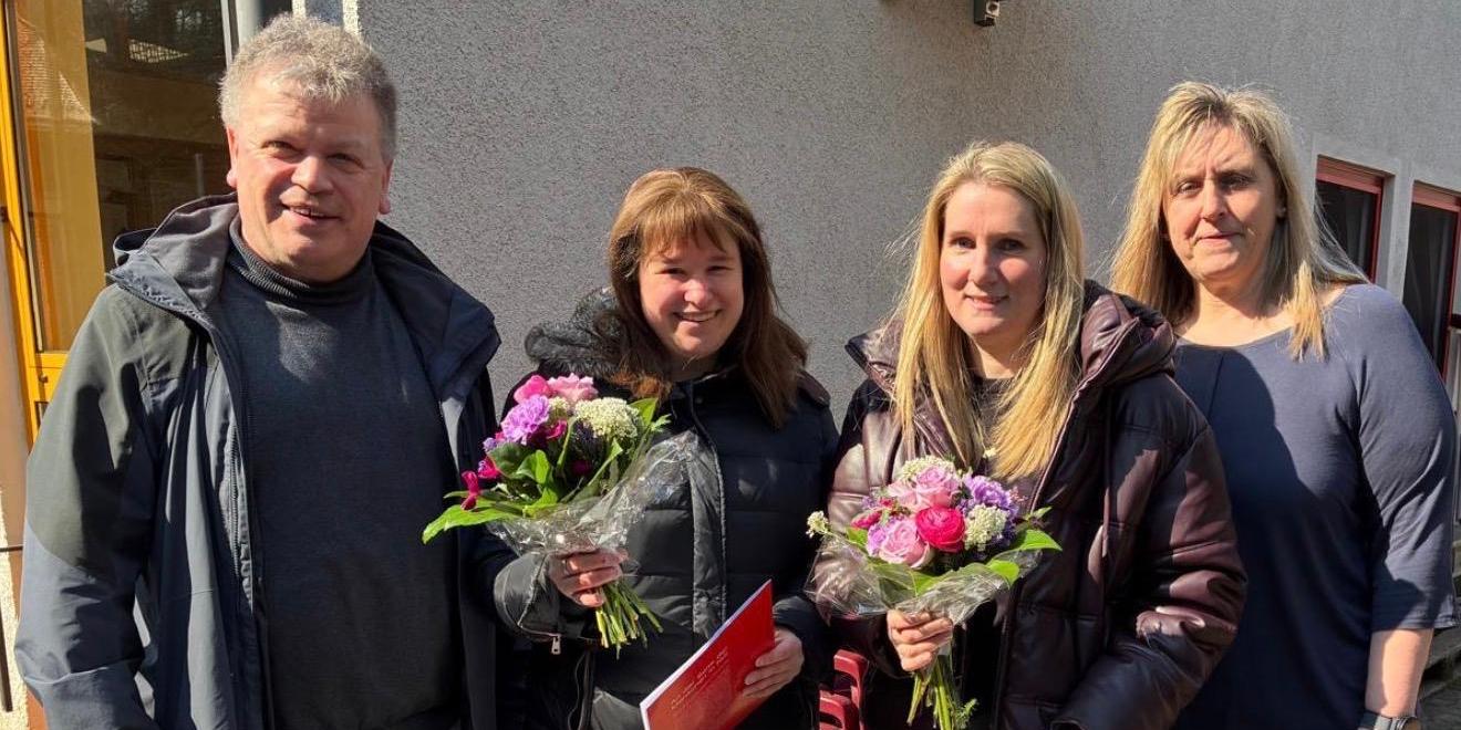 Anne Schmitt und Natalie Balonier, umrahmt von Pfarrer Harald Poggel und KiTa-Leiterin Melanie Hofmann-Müller