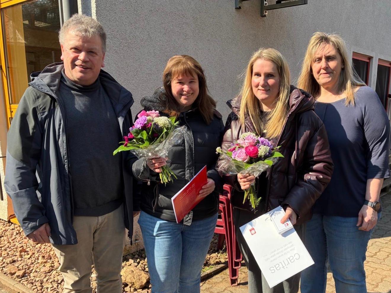 Anne Schmitt und Natalie Balonier, umrahmt von Pfarrer Harald Poggel und KiTa-Leiterin Melanie Hofmann-Müller