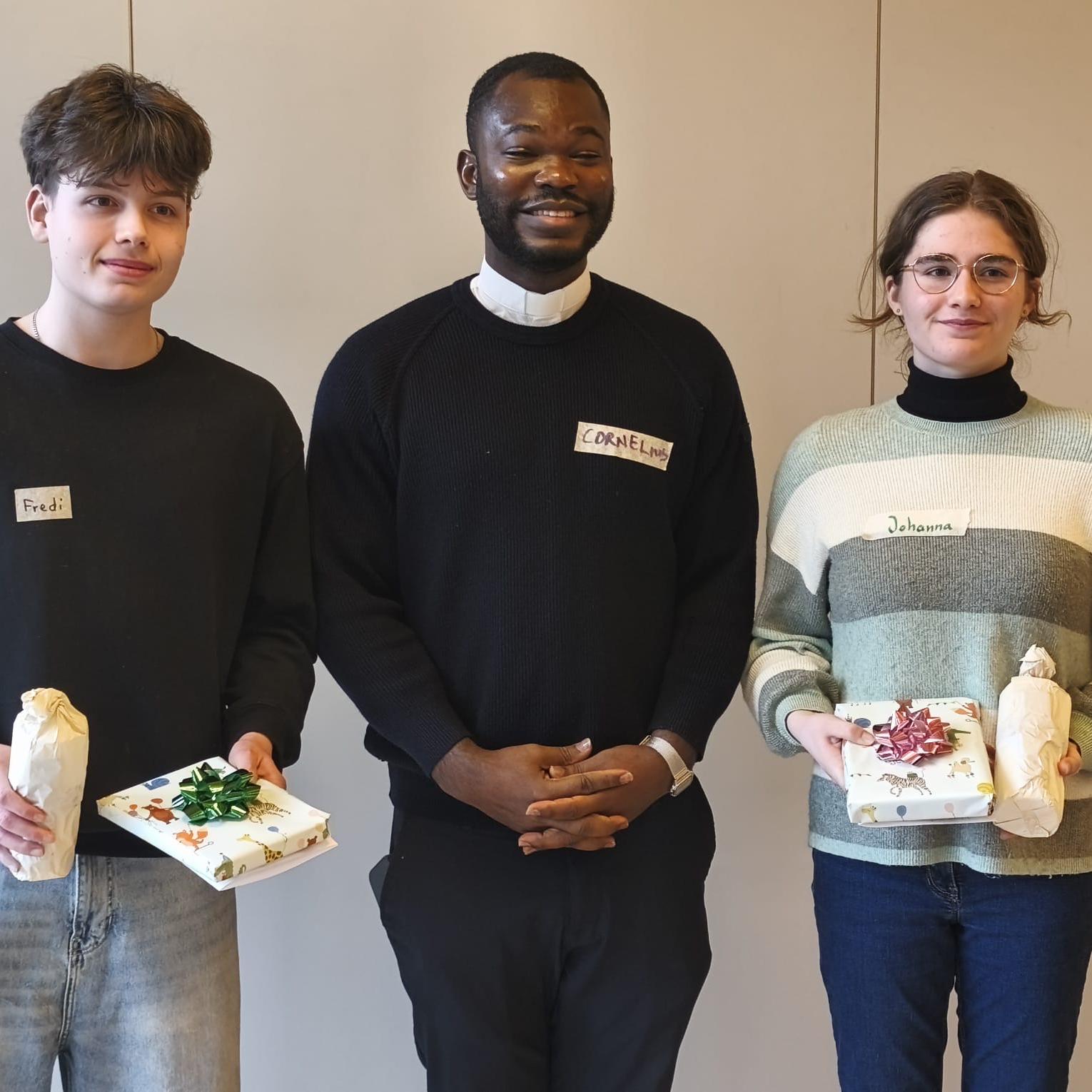 Die neu gewählten Jugendvertreter Frederick (li.)  und Johanna (re.) mit Kaplan Cornelius Agbo