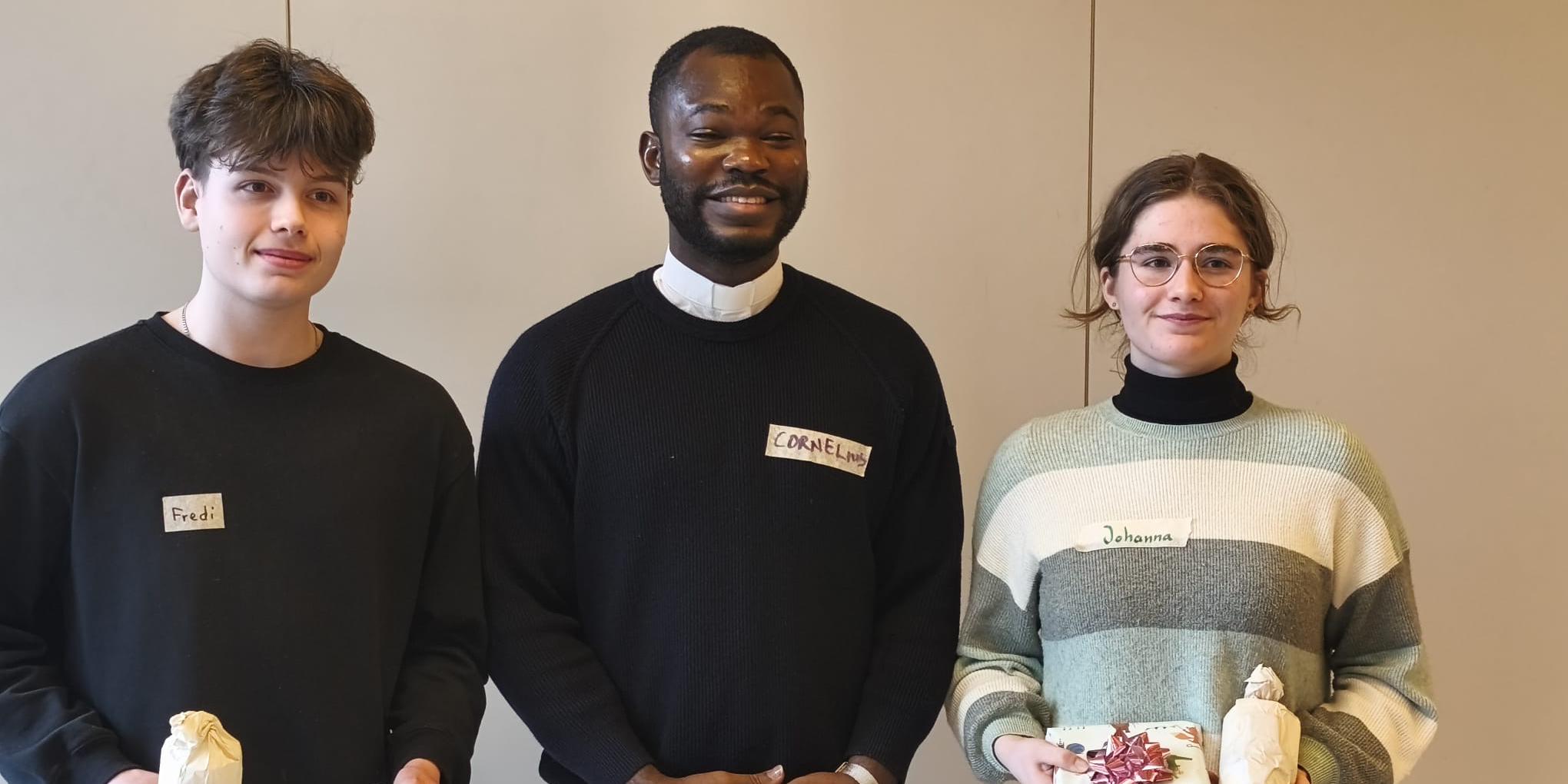 Die neu gewählten Jugendvertreter Frederick (li.)  und Johanna (re.) mit Kaplan Cornelius Agbo