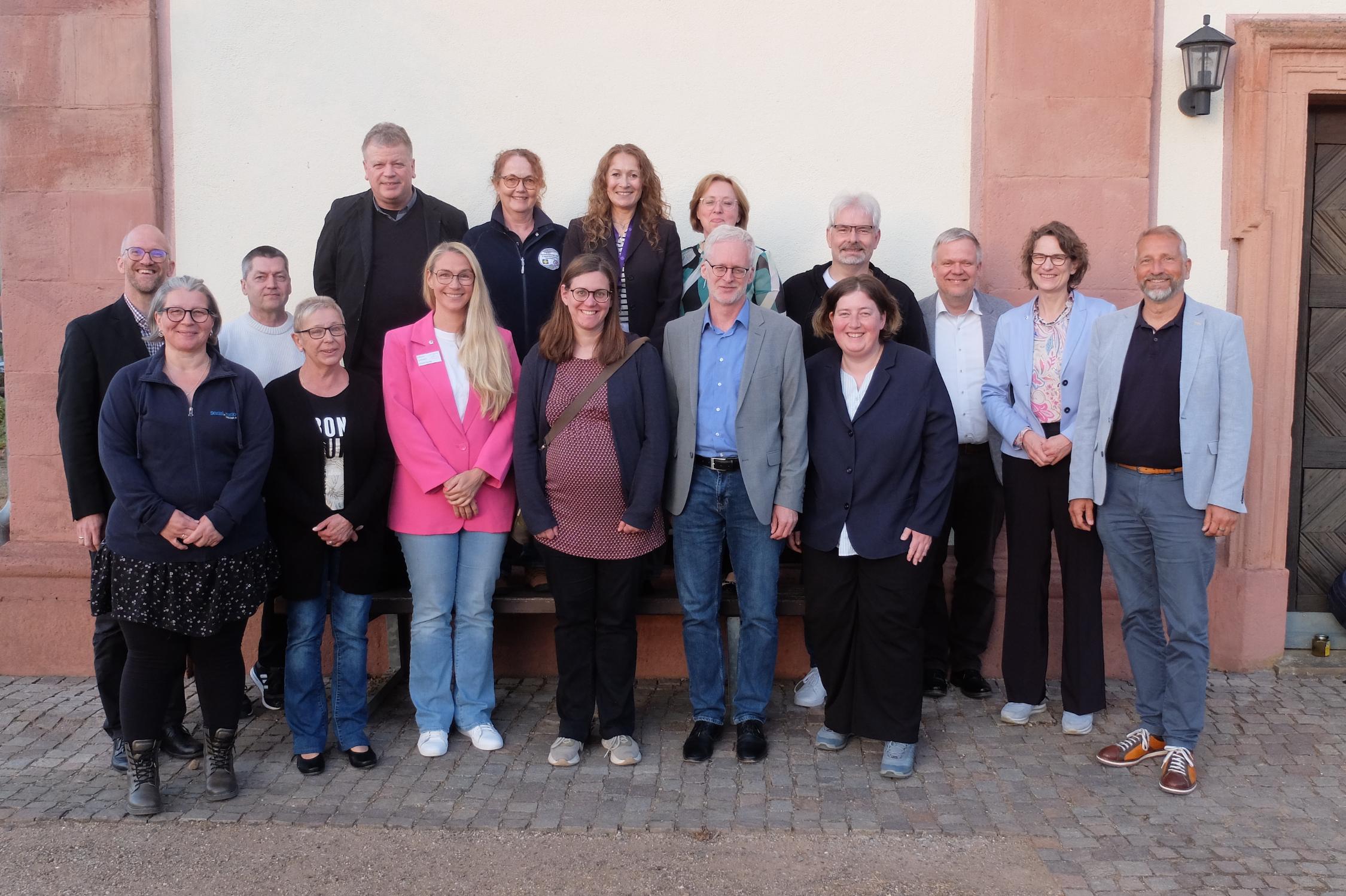 Kirchenpräsidentin Christiane Tietz inmitten der Teilnehmer der Gesprächsrunde