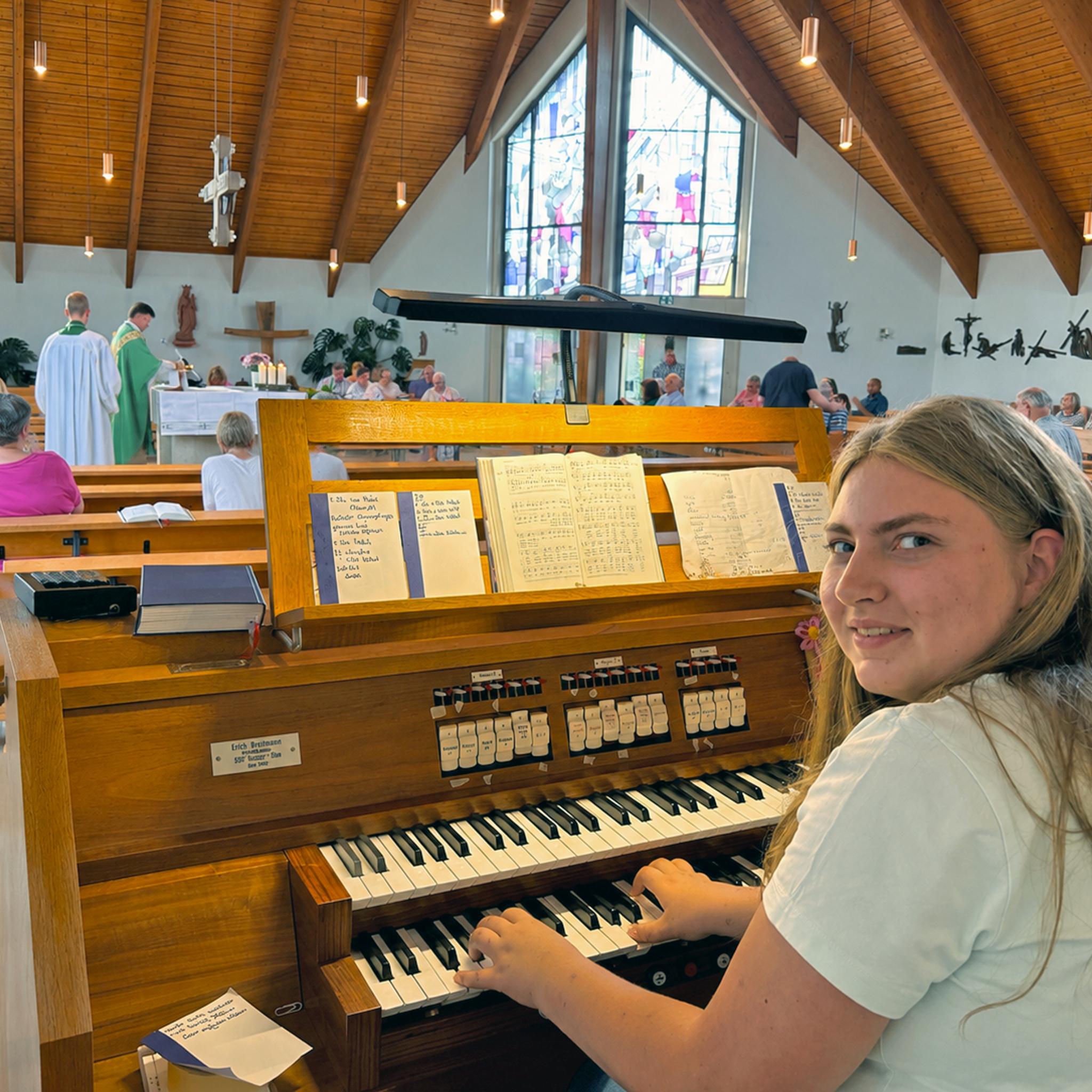 Frau mit Orgel in der Kirche