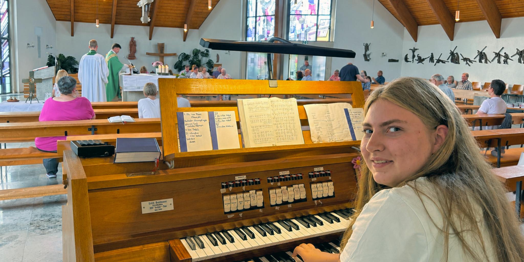 Frau mit Orgel in der Kirche