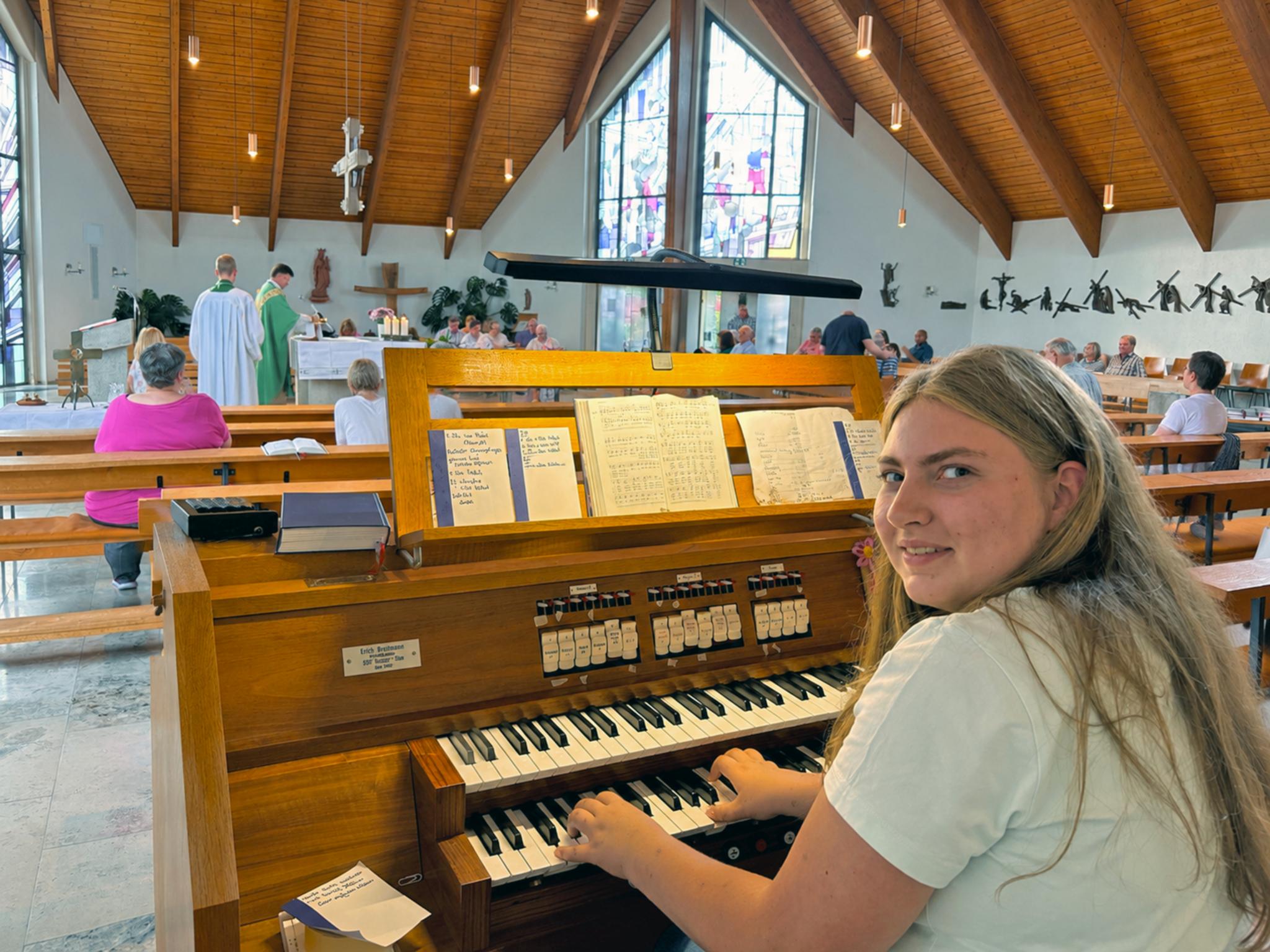 Frau mit Orgel in der Kirche