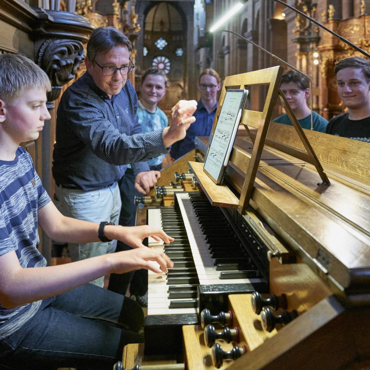Junge an der Orgel