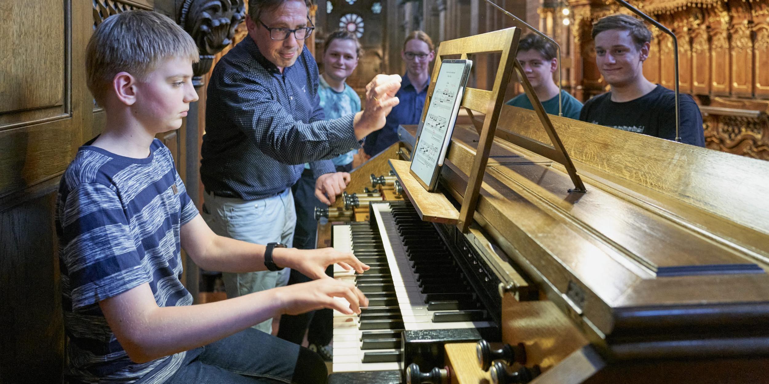 Junge an der Orgel