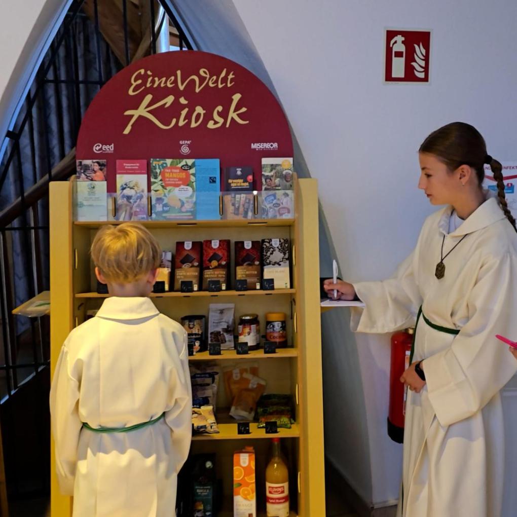 Der Eine-Welt-Kiosk mit Ministranten