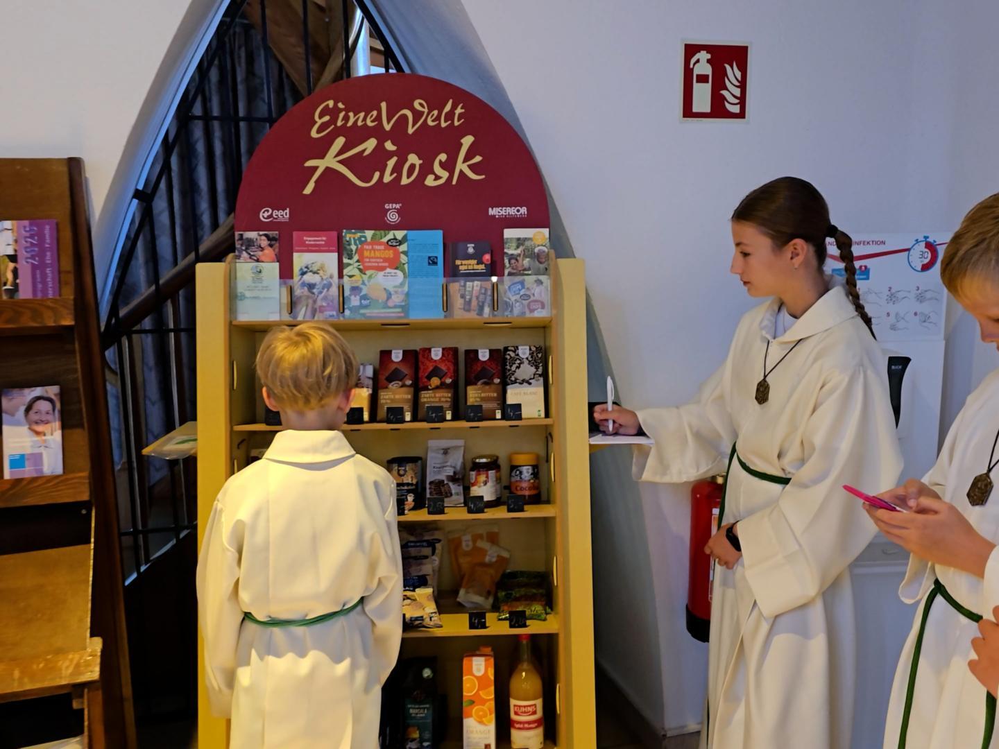 Der Eine-Welt-Kiosk mit Ministranten