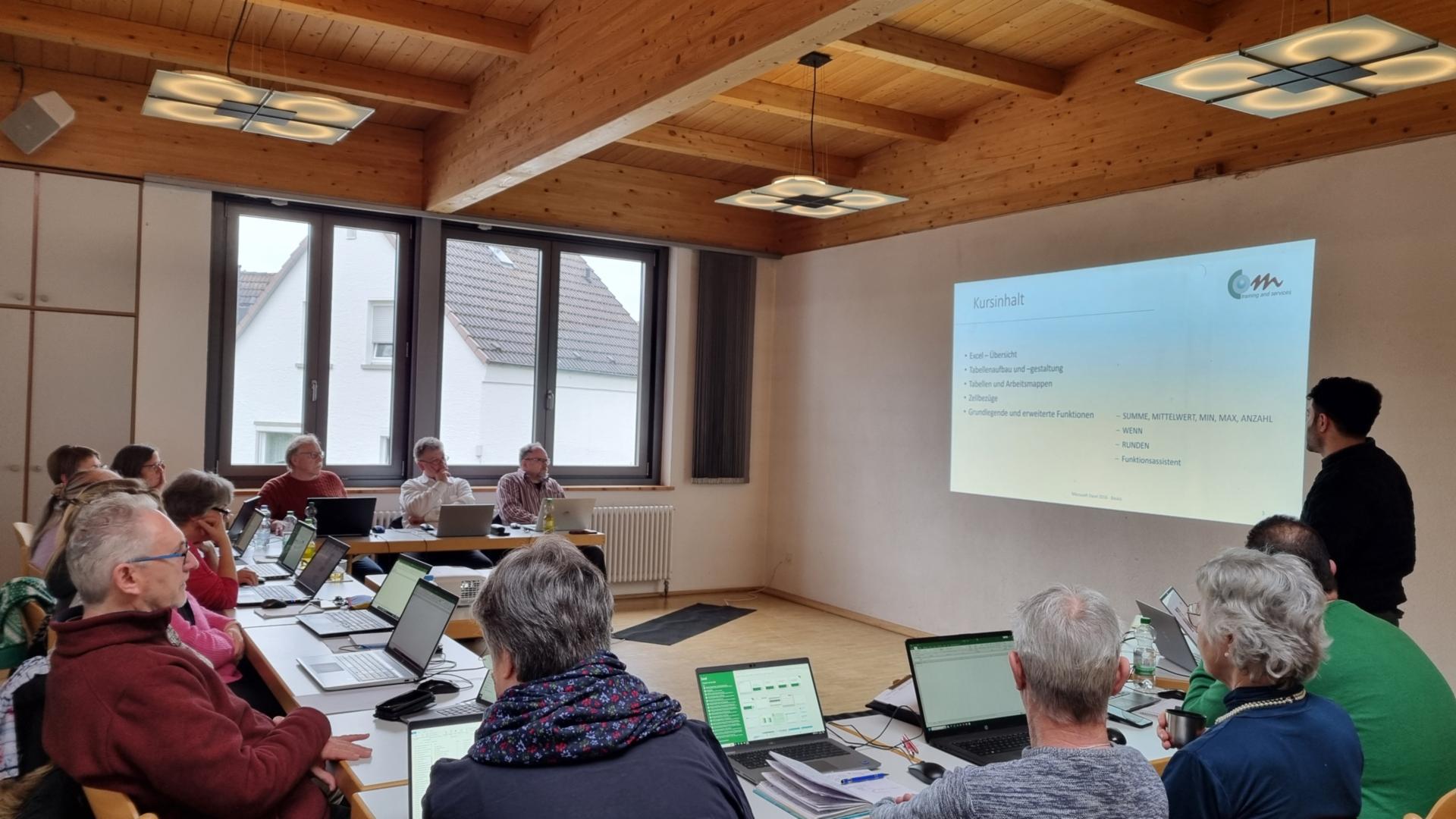 Gemeinsam lernen 15 Wissbegierige im Kath. Gemeindezentrum in Erbach