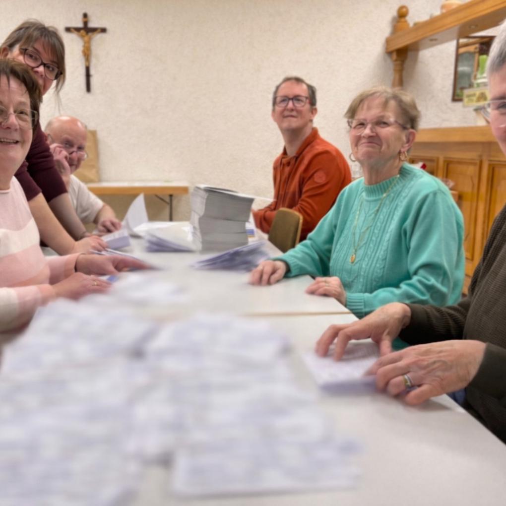 Menschen beim Füllen von Briefumschlägen