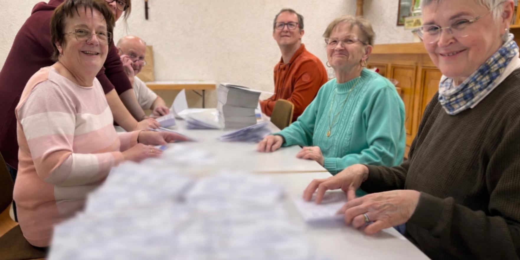 Menschen beim Füllen von Briefumschlägen