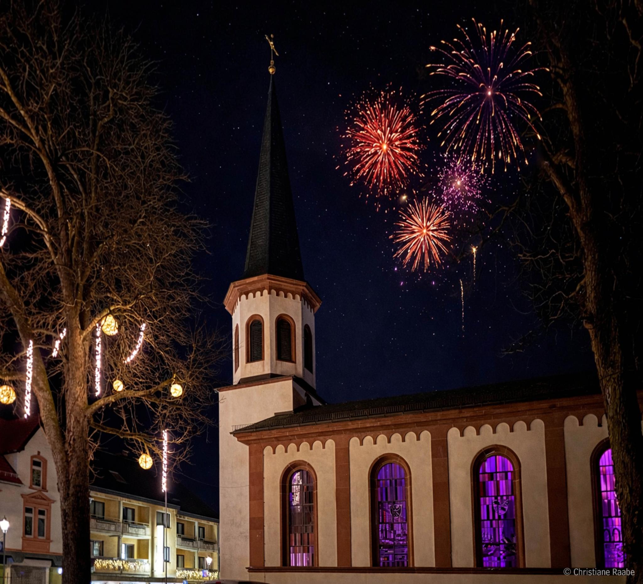 Kirche im Dunkeln mit Feuerwerk