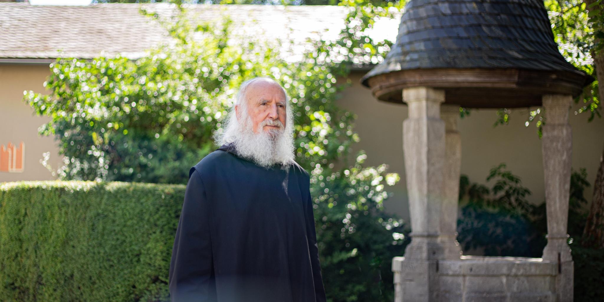 Pater Anselm Grün im Garten