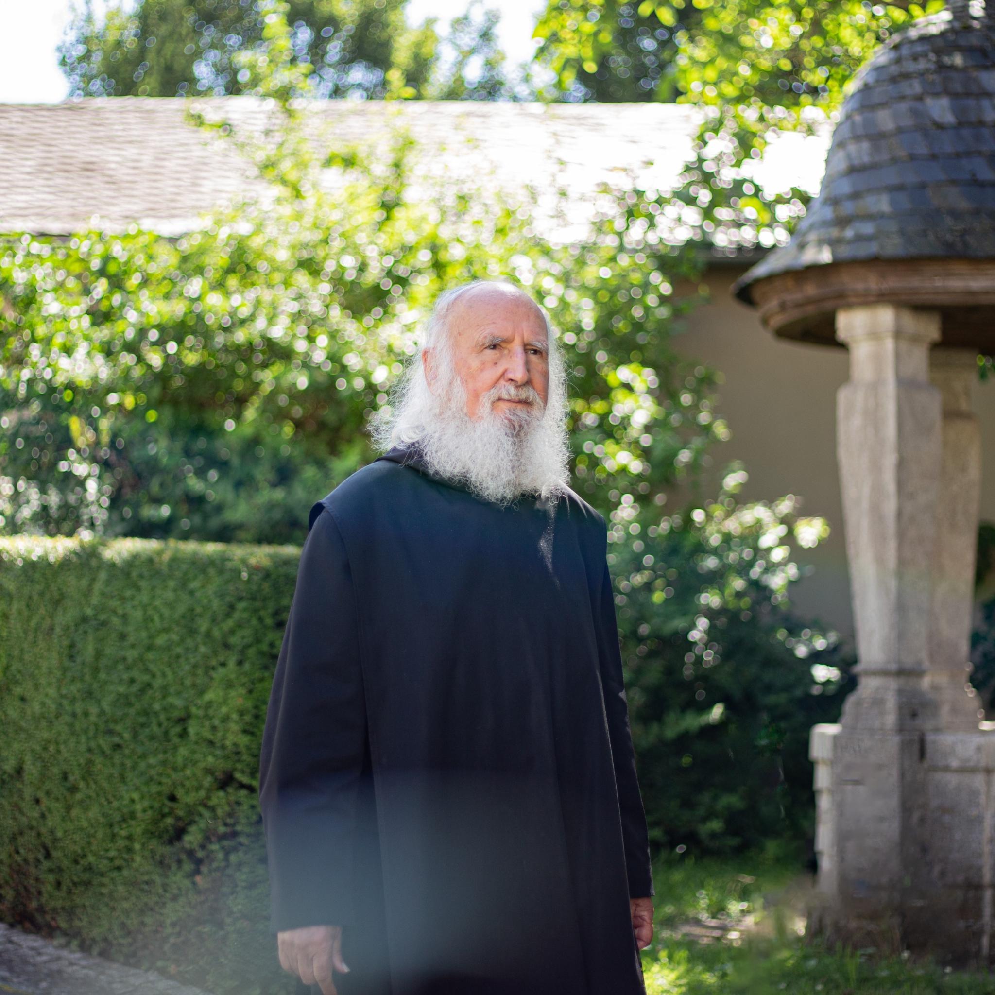 Pater Anselm Grün im Garten