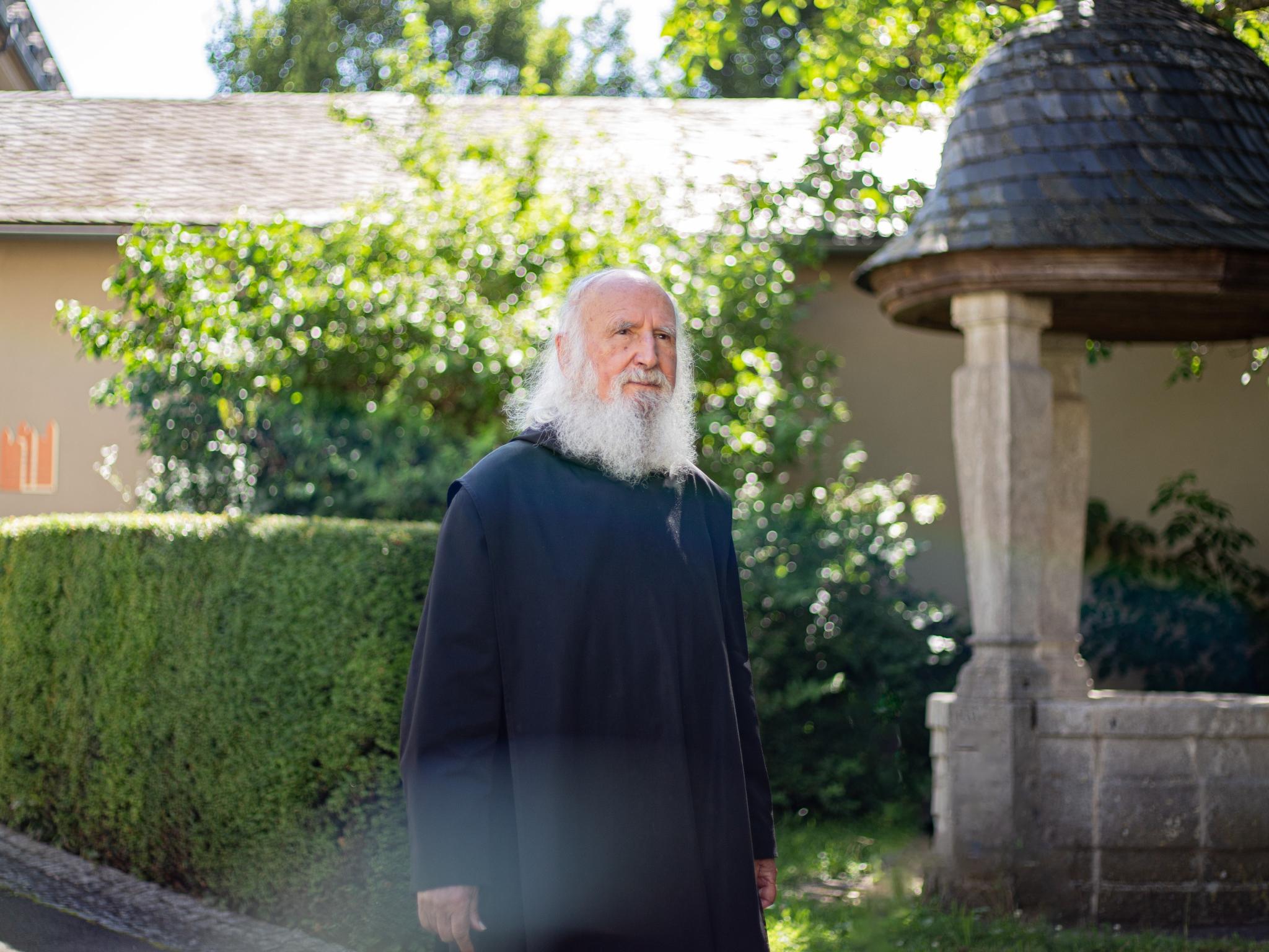 Pater Anselm Grün im Garten
