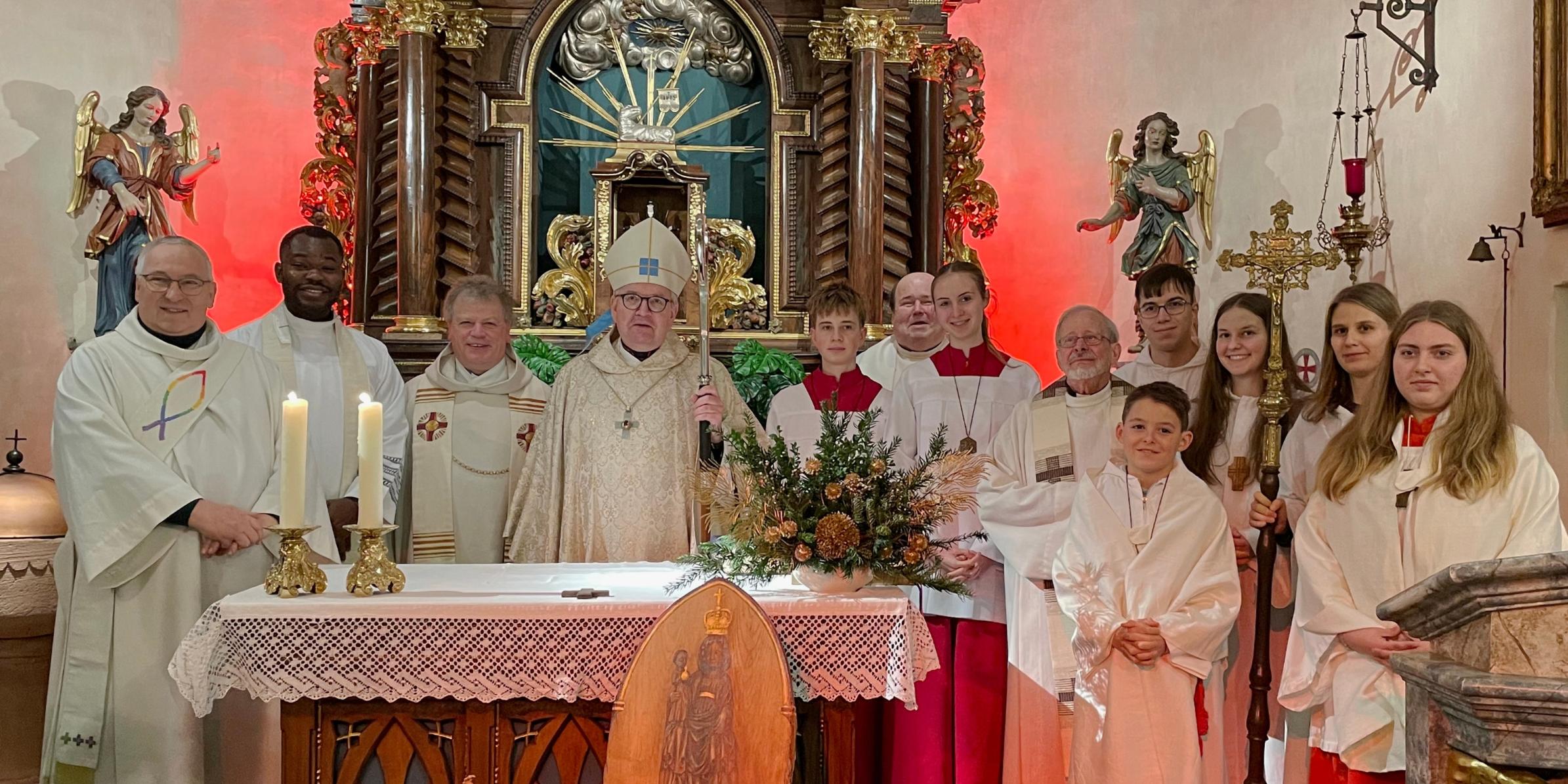 Gruppenbild mit Altar