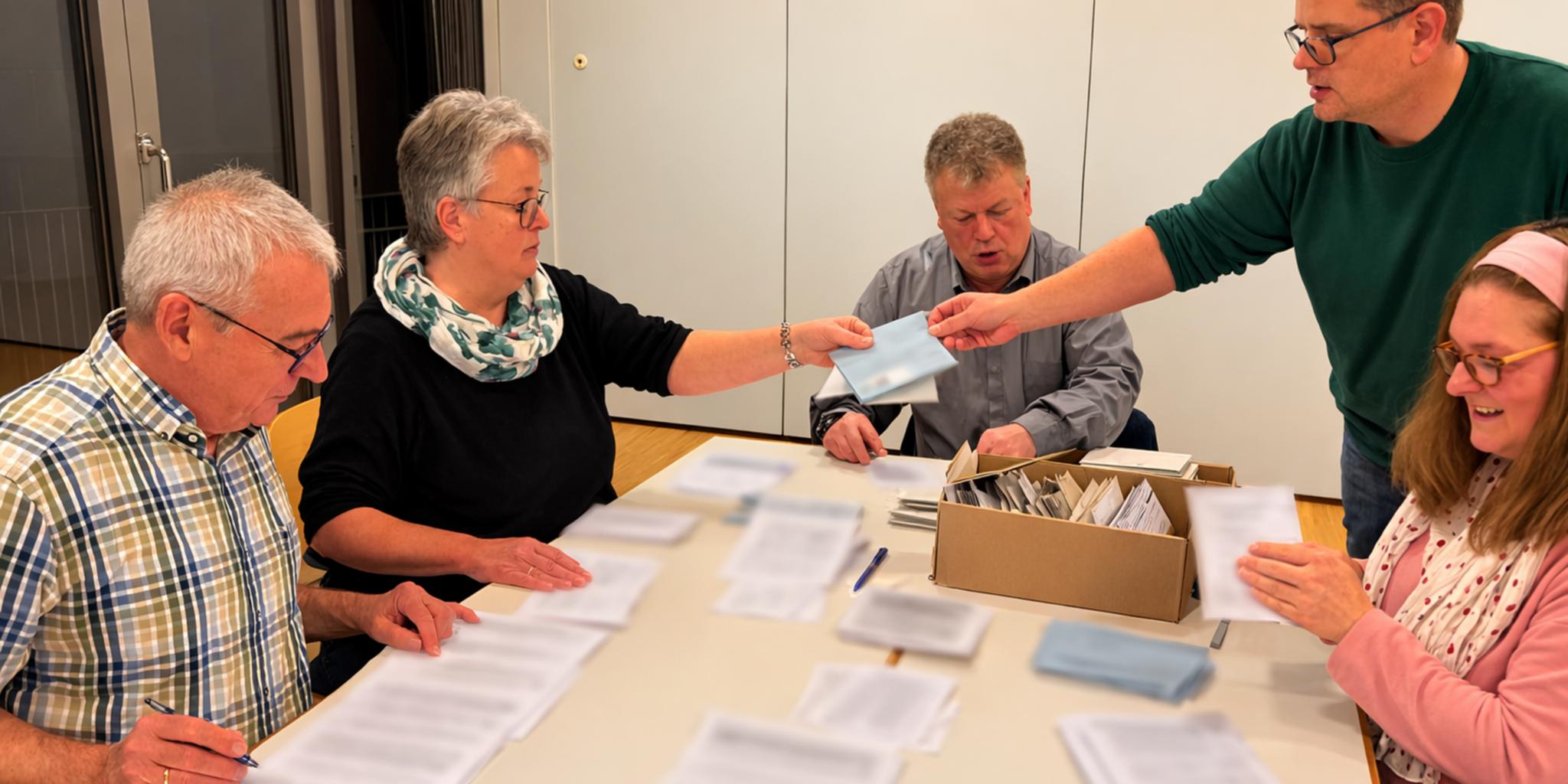 Gruppenbild mit Tisch