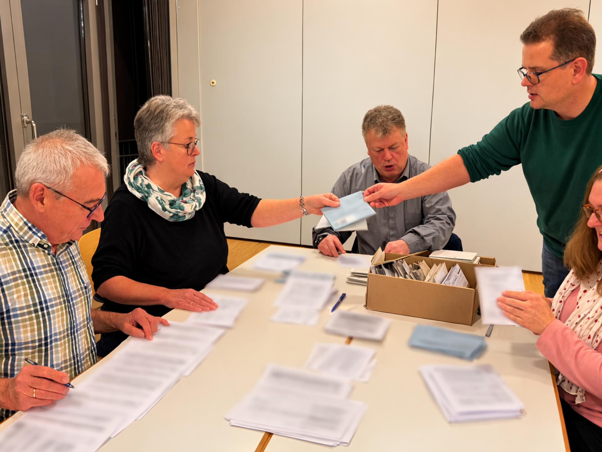 Gruppenbild mit Tisch