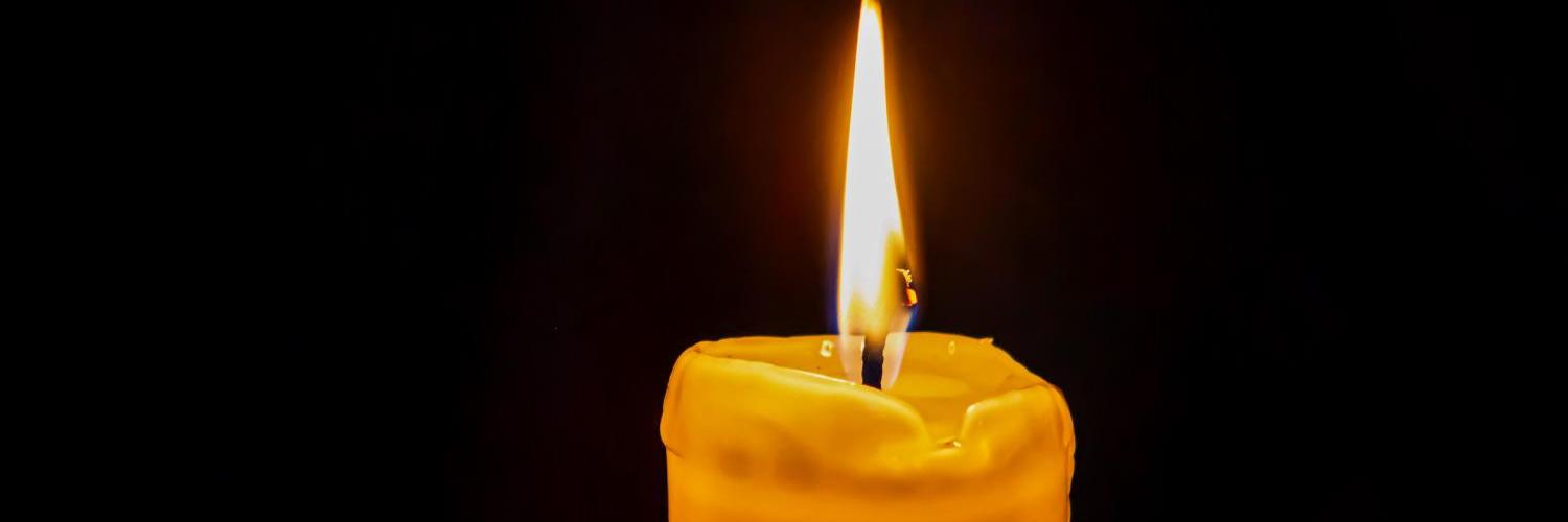 Kerzen vor dunklem Hintergrund